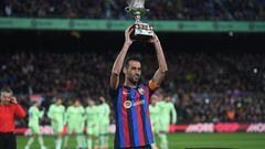 Busquets ofrece el trofeo de la Supercopa a la afición del Barça.