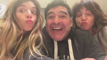 Maradona junto a sus hijas. Im&aacute;gen: instagram