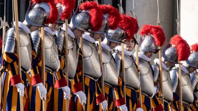 ¿Por qué la Guardia Suiza se encarga de la seguridad del Papa y qué requisitos se necesitan?
