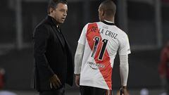 River Plate's coach Marcelo Gallardo (L) talks to Uruguayan midfielder Nicolas De La Cruz during an Argentine Professional Football League quarterfinals match against Tigre at the Monumental stadium in Buenos Aires, on May 11, 2022. (Photo by JUAN MABROMATA / AFP)
