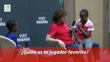 Niño ruandés puso en aprietos a David Luiz: ¿Cristiano o Messi?