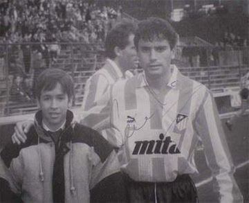 As a youth player Raúl was in the Atlético youth ranks and had his picture taken with the star of the era, Manolo. Atlético would go on to close their academy and the rest is history.