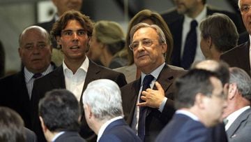 Rafa Nadal y Florentino P&eacute;rez, en el palco del Bernab&eacute;u durante un partido de Champions League. 