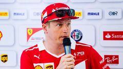 Kimi Raikkonen hablando en una rueda de prensa de Ferrari en Austria.
