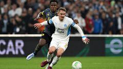 MARSEILLE, FRANCE - MAY 05: Valentin Rongier of Marseille is challenged by Luis Sinisterra of Feyenoord during the UEFA Conference League Semi Final Leg Two match between Olympique Marseille and Feyenoord at Stade Velodrome on May 05, 2022 in Marseille, F