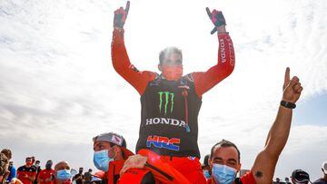 Benavides Kevin (arg), Honda, Monster Energy Honda Team 2021, Motul, Moto, Bike, portrait celebrating with the team during the 12th stage of the Dakar 2021 between Yanbu and Jeddah, in Saudi Arabia on January 15, 2021 - Photo Florent Gooden / DPPI
 AFP7 
 15/01/2021 ONLY FOR USE IN SPAIN