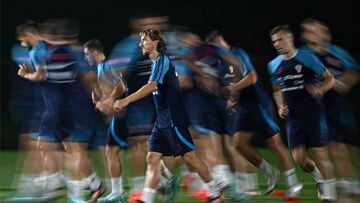 Croatia's midfielder #10 Luka Modric (C) takes part in a training session with teammates at the team's Al Erssal training camp in Doha on December 3, 2022, during the Qatar 2022 World Cup football tournament. (Photo by OZAN KOSE / AFP)