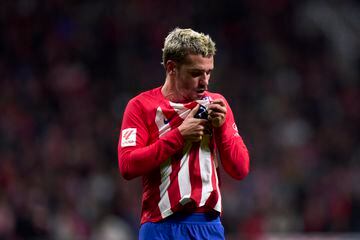 MADRID, SPAIN - NOVEMBER 12: Antoine Griezmann of Atletico de Madrid celebrates after scoring his team's second goal during the LaLiga EA Sports match between Atletico Madrid and Villarreal CF at Civitas Metropolitano Stadium on November 12, 2023 in Madrid, Spain. (Photo by Diego Souto/Quality Sport Images/Getty Images)