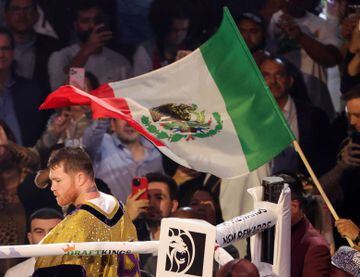 LAS VEGAS, NEVADA - SEPTEMBER 30: A Mexican flag is waved over Canelo Alvarez as he enters the ring for his super middleweight title fight against Jermell Charlo at T-Mobile Arena on September 30, 2023 in Las Vegas, Nevada. Alvarez won by unanimous decision.   Ethan Miller/Getty Images/AFP (Photo by Ethan Miller / GETTY IMAGES NORTH AMERICA / Getty Images via AFP)