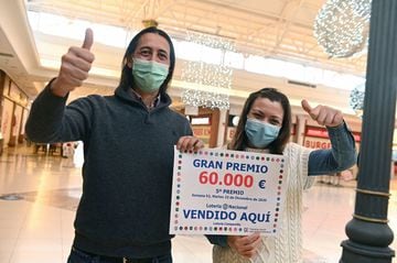 Trabajadores de la administración nº12 de Torrejón de Ardoz celebran el haber vendido décimos del quinto premio 55483.