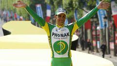 &Oacute;scar Pereiro posa en el podio del Tour de Francia 2005 tras ganar el premio al ciclista m&aacute;s combativo.