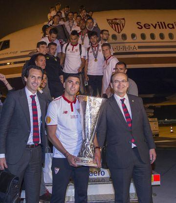 Emery, Reyes and Pepe Castro show off their newest piece of silverware