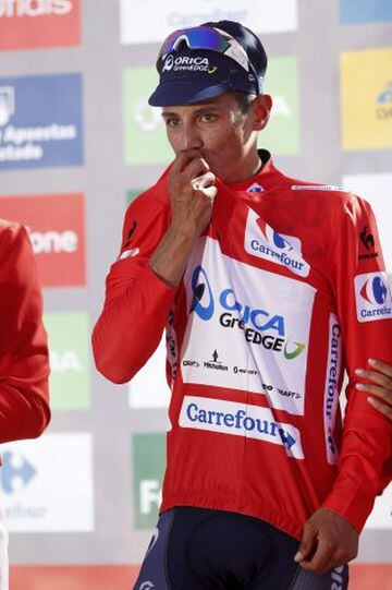 El ciclista colombiano del equipo Orica Esteban Chaves en el podio tras proclamarse vencedor de la segunda etapa de la Vuelta Ciclista a España, con salida en Alhaurín de la Torre y llegada en Caminito del Rey, con una distancia de 158'7 kilómetros.