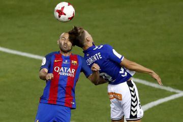 Alavés' Marcos Llorente clashes with Barcelona's Mascheranoearly in the final of the Copa del Rey 2017.