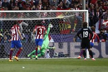 Griezmann scores from the spot to put Atlético 2-0 up on the night and within a goal of wiping out Real's first-leg lead.
