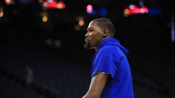 OAKLAND, CA - MAY 31: Kevin Durant #35 of the Golden State Warriors warms up during practice for the 2017 NBA Finals at ORACLE Arena on May 31, 2017 in Oakland, California. NOTE TO USER: User expressly acknowledges and agrees that, by downloading and or using this photograph, User is consenting to the terms and conditions of the Getty Images License Agreement.   Ezra Shaw/Getty Images/AFP == FOR NEWSPAPERS, INTERNET, TELCOS &amp; TELEVISION USE ONLY ==