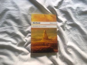 Otro clásico universal. 'El desierto de los tártaros' de Dino Buzzati. Publicada en 1940, está considerada como una de las grandes obras maestras de la literatura italiana. Lo es. Uno de esos libros que no se olvidan, lleno de palabras tristes, a cada pág