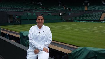 Conchita Mart&iacute;nez posa para AS en la pista central de Wimbledon.