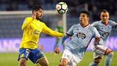 El defensa argentino del Celta de Vigo, Facundo Roncaglia, disputa el bal&oacute;n ante el delantero de la UD Las Palmas, Pedro Tanaus&uacute; &quot;Tana&quot;.