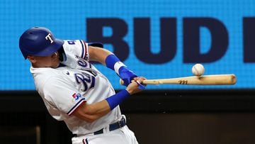 ARLINGTON, TEXAS - SEPTEMBER 24: Josh Jung #6 of the Texas Rangers breaks his bat on a fielders choice ground ball in the fourth inning against the Cleveland Guardians at Globe Life Field on September 24, 2022 in Arlington, Texas.   Richard Rodriguez/Getty Images/AFP
CONTRAPORTADA FOTO FINISH

PUBLICADA 26/09/22 NA MA32 5COL