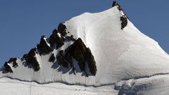 Varios alpinistas caminan en las cercan&iacute;as del Mont Blanc.