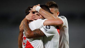 Argentina&#039;s River Plate Hector Martinez (C) celebrates with teammates after scoring against Colombia&#039;s Junior during the Copa Libertadores football tournament group stage match at the Monumental Stadium in Buenos Aires on April 28, 2021. (Photo by Natacha Pisarenko / POOL / AFP)