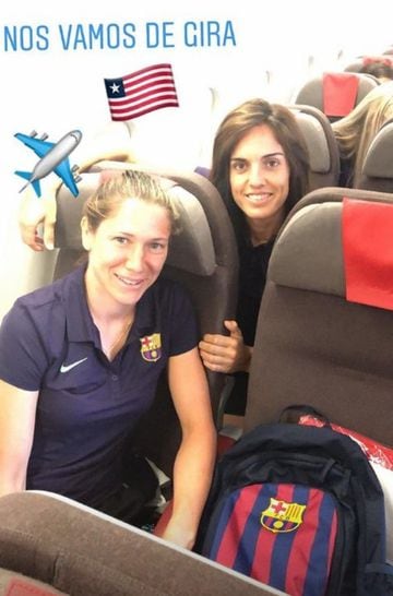 Las jugadoras del Barcelona Femenino durante el vuelo.