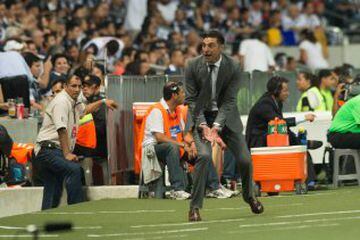 Diego Alonso, director técnico de Pachuca, reclama al cuarto árbitro.