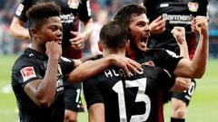 Leverkusen (Germany), 24/09/2017.- Leverkusen&#039;s Kevin Volland (R) celebrates with team mates Leon Bailey (L) and Lucas Nicolas Alario (C) after scoring a goal during the German Bundesliga soccer match between Bayer 04 Leverkusen and Hamburger SV in Leverkusen, Germany, 24 September 2017. (Hamburgo, Alemania) EFE/EPA/FRIEDEMANN VOGEL EMBARGO CONDITIONS - ATTENTION: Due to the accreditation guidelines, the DFL only permits the publication and utilisation of up to 15 pictures per match on the internet and in online media during the match.