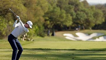 SAN ANTONIO, TEXAS - MARCH 31: Alex Smalley of the United States plays his shot from the 13th tee during the second round of the Valero Texas Open at TPC San Antonio on March 31, 2023 in San Antonio, Texas.   Mike Mulholland/Getty Images/AFP (Photo by Mike Mulholland / GETTY IMAGES NORTH AMERICA / Getty Images via AFP)