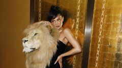 Antes las opiniones divididas, PETA ha decidido defender el vestido de Schiaparelli con cabeza de león que lució Kylie Jenner. Te compartimos los detalles.