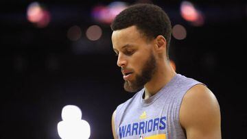 OAKLAND, CA - MAY 31: Stephen Curry #30 of the Golden State Warriors warms up during practice for the 2017 NBA Finals at ORACLE Arena on May 31, 2017 in Oakland, California. NOTE TO USER: User expressly acknowledges and agrees that, by downloading and or using this photograph, User is consenting to the terms and conditions of the Getty Images License Agreement.   Ezra Shaw/Getty Images/AFP == FOR NEWSPAPERS, INTERNET, TELCOS &amp; TELEVISION USE ONLY ==