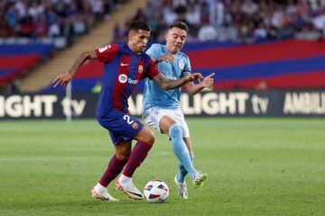 El defensa portugués del FC Barcelona Joao Cancelo disputa una posesión ante Iago Aspas, delantero del Celta de Vigo.