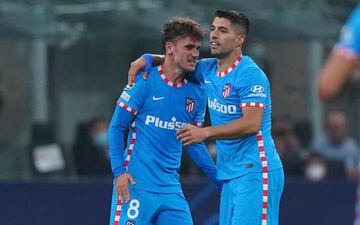 28 September 2021, Italy, Milan: Atletico's Antoine Griezmann (L) celebrates scoring his side's first goal with teammate Luis Suarez during the UEFA Champions League group B soccer match between AC Milan and Atletico Madrid at San Siro Stadium.