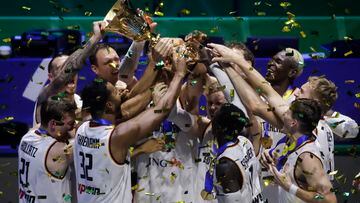 Manila (Philippines), 10/09/2023.- Germany players celebrate with the trophy on the podium after winning the FIBA Basketball World Cup 2023 final match between Serbia and Germany at the Mall of Asia in Manila, Philippines, 10 September 2023. (Baloncesto, Alemania, Filipinas) EFE/EPA/FRANCIS R. MALASIG
