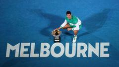 El tenista serbio Novak Djokovic posa con el trofeo de campeón del Open de Australia 2021.