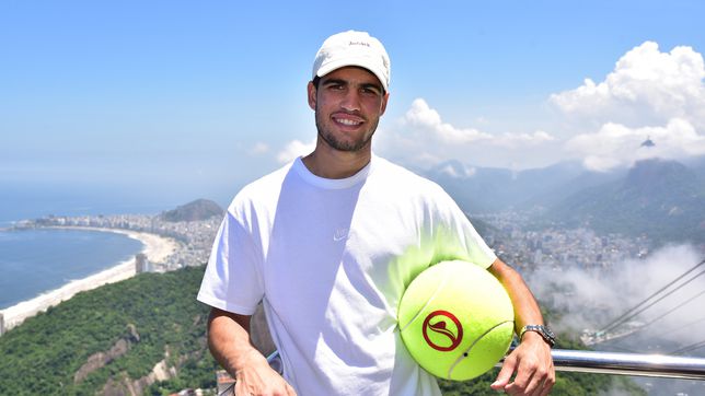Carlos Alcaraz defiende título en plena caza a Novak Djokovic