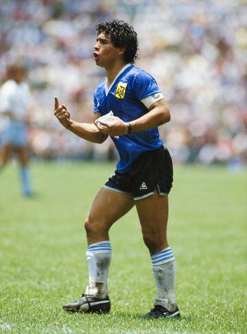 Luego de perder la Final de Italia 1990 frente a Alemania Federal en el mundial de 1990, el Pelusa decidió hacerse a un lado del equipo nacional, sin embargo, posteriormente volvió para jugar la Copa del Mundo de Estados Unidos 1994