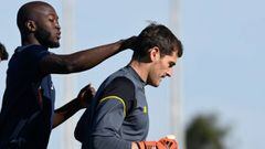 Danilo Pereira bromea con Iker Casillas durante un entrenamiento del Oporto en la Ciudad Deportiva del Olival, en Vila Nova de Gaia.