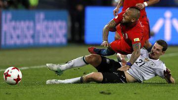Arturo Vidal lucha con Sebastian Rudy en la Copa Confederaciones. 