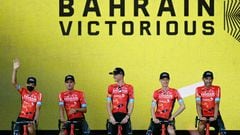 Corredores del Bahrain Victorious, en la presentación del Tour de Francia 2022.