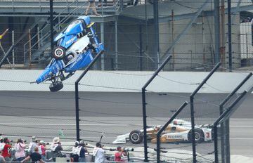 Brutal accidente de Scott Dixon durante las 500 Millas de Indianápolis en el que su coche salió disparado contra el muro interior partiéndose por la mitad. Salió ileso