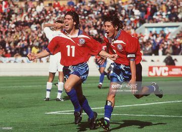 Otra imagen espectacular junto a Iván Zamorano, en el recordado empate chileno contra Italia en el Mundial de Francia 1998. 