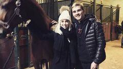 Antoine Griezmann y Erika Chopenera con un caballo en una cuadra