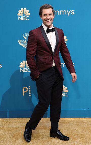 Phil Dunster en la alfombra roja de los Premios Emmy 2022.