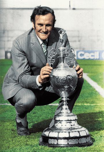 Nacido en Middlesbrough, a Donald George Revie siempre se le recordará por ser el entrenador de uno de los mejores equipos del Leeds United de la historia. Durante sus más de 13 años en el banquillo, conquistó todo tipo de títulos, incluidos dos campeonat