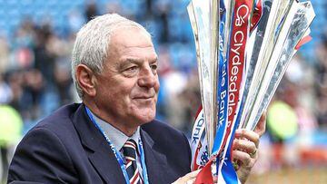 Walter Smith, ex entrenador del Glasgow Rangers, porta un trofeo del campeonato de liga.