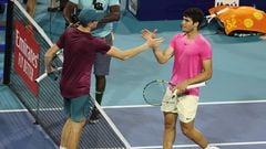 MIAMI GARDENS, FLORIDA - MARCH 31: Jannik Sinner of Italy meetsd Carlos Alcaraz of Spain at the net after his win during the semifinals of the Miami Open at Hard Rock Stadium on March 31, 2023 in Miami Gardens, Florida.   Al Bello/Getty Images/AFP (Photo by AL BELLO / GETTY IMAGES NORTH AMERICA / Getty Images via AFP)