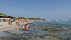 Varias personas en la playa de Ses Salines, a 11 de julio de 2023, en Ibiza, Islas Baleares (España). Los datos de la Federación Empresarial Hotelera de las Pitiusas indican que todas las zonas turísticas de la isla de Ibiza registraron grandes caídas de ocupación. Ibiza ha cerrado junio con una ocupación turística del 82,36 %, lo que supone un descenso del 4,5 % respecto al mismo periodo del año anterior, puesto que en junio de 2022 se registró una ocupación hotelera del 86,22 %.
11 JULIO 2023
Germán Lama / Europa Press
11/07/2023