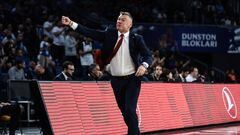 ISTANBUL, TURKEY - NOVEMBER 17: Sarunas Jasikevicius, Head Coach of FC Barcelona in action during the 2022/2023 Turkish Airlines EuroLeague Regular Season Round 8 match between Anadolu Efes Istanbul and FC Barcelona at Sinan Erdem Sports Hall on November 17, 2022 in Istanbul, Turkey. (Photo by Tolga Adanali/Euroleague Basketball via Getty Images)